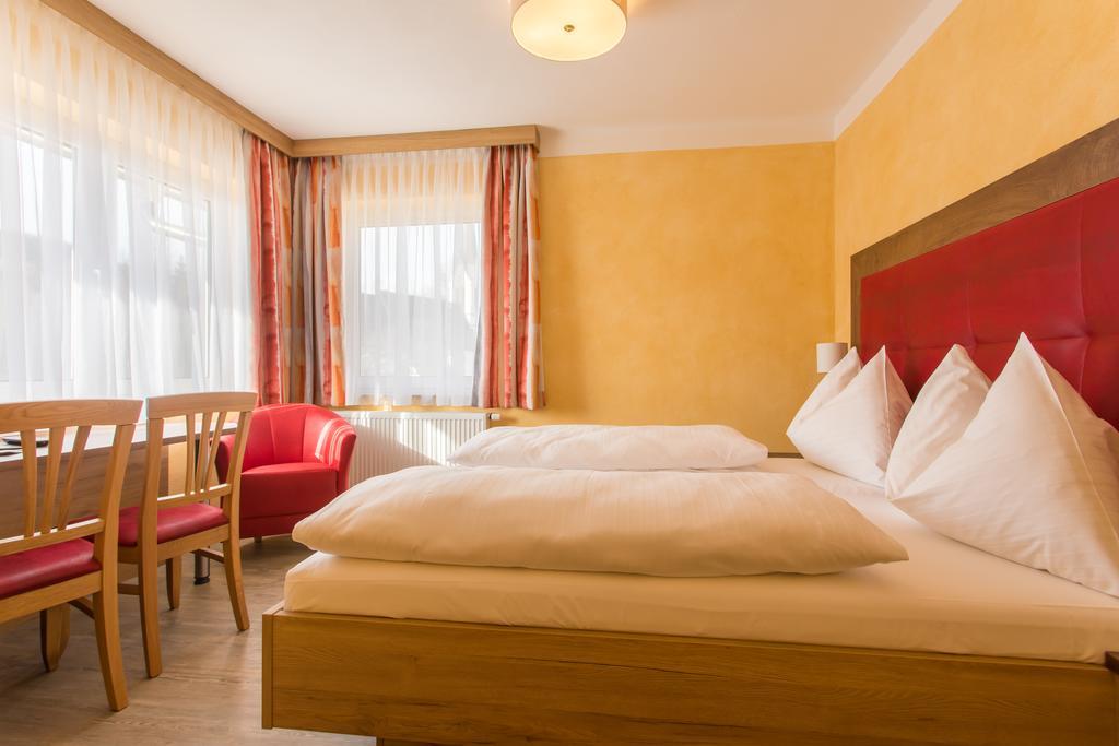 Hotel Freiensteinerhof Superior Sankt Peter-Freienstein Exteriör bild